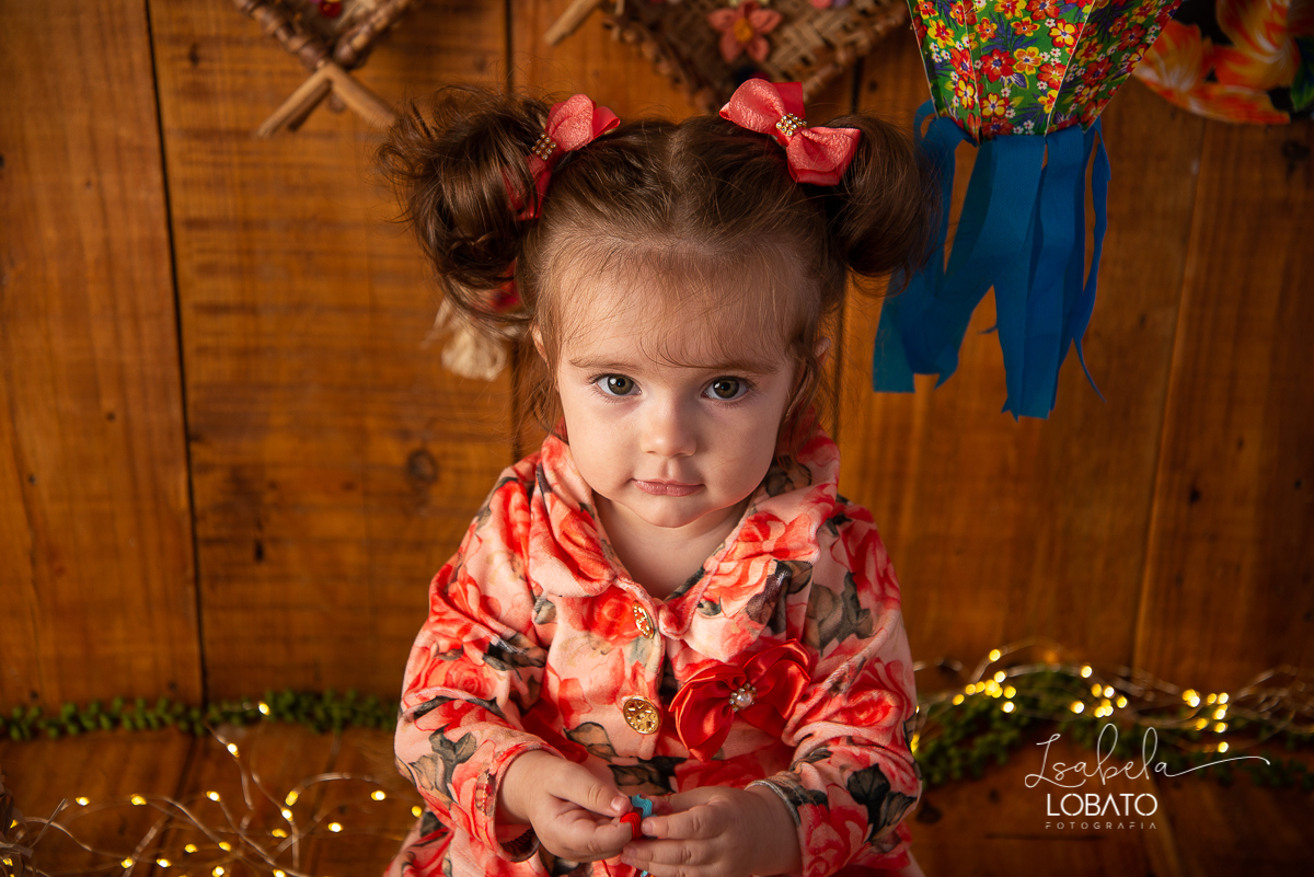 ensaio-fotografico-junino-festa-junina-2020-sessao-fotografica-de-festa-junina-sao-joao-2020-arraial-tema-junino-fundo-fotografico-de-festa-junina-chapeu-lampiao-caipira-junina-estudio-fotografico-infantil-em-barbacena-isabela-lobato-fotografia-melhor-bq
