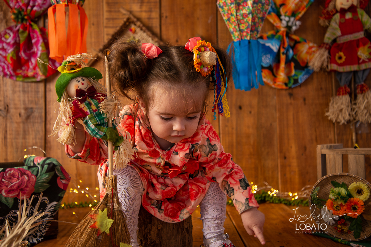 ensaio-fotografico-junino-festa-junina-2020-sessao-fotografica-de-festa-junina-sao-joao-2020-arraial-tema-junino-fundo-fotografico-de-festa-junina-chapeu-lampiao-caipira-junina-estudio-fotografico-infantil-em-barbacena-isabela-lobato-fotografia-melhor-bq