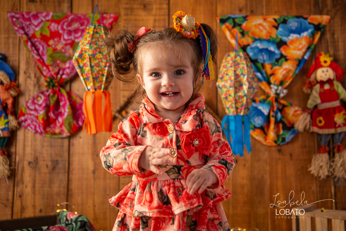 ensaio-fotografico-junino-festa-junina-2020-sessao-fotografica-de-festa-junina-sao-joao-2020-arraial-tema-junino-fundo-fotografico-de-festa-junina-chapeu-lampiao-caipira-junina-estudio-fotografico-infantil-em-barbacena-isabela-lobato-fotografia-melhor-bq