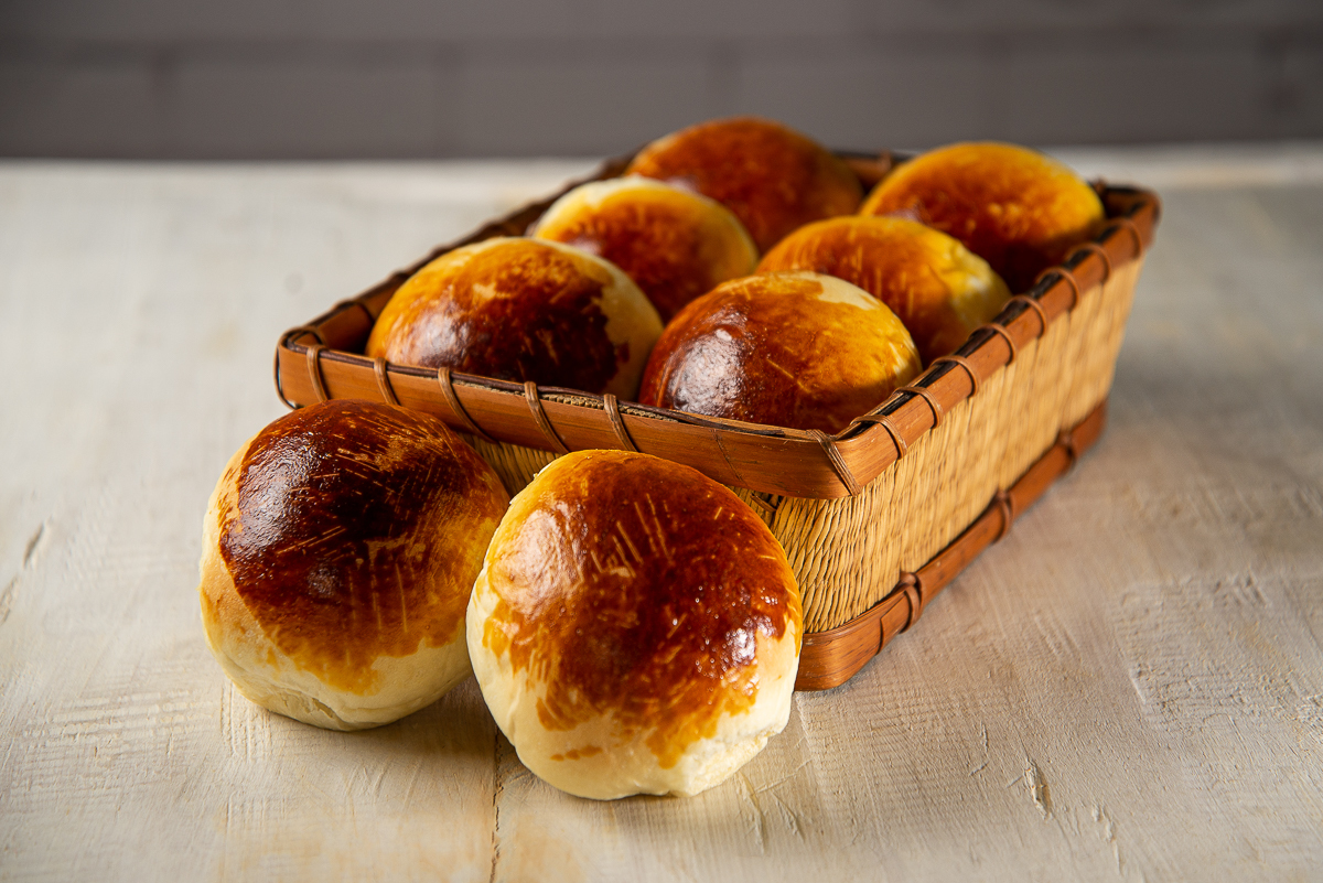 pao-de-batatoa-recheado-dia-do-panificador-08-de-julho-paes-padaria-pao-de-queijo-mineiro-espetinhos-de-frango-espetinho-de-frango-recheado-queijo-minas-cafe-com-pao-de-queijo-cerveja-com-petisco-cafe-da-manha-fotografa-de-gastronomia-foto-gourmet-food