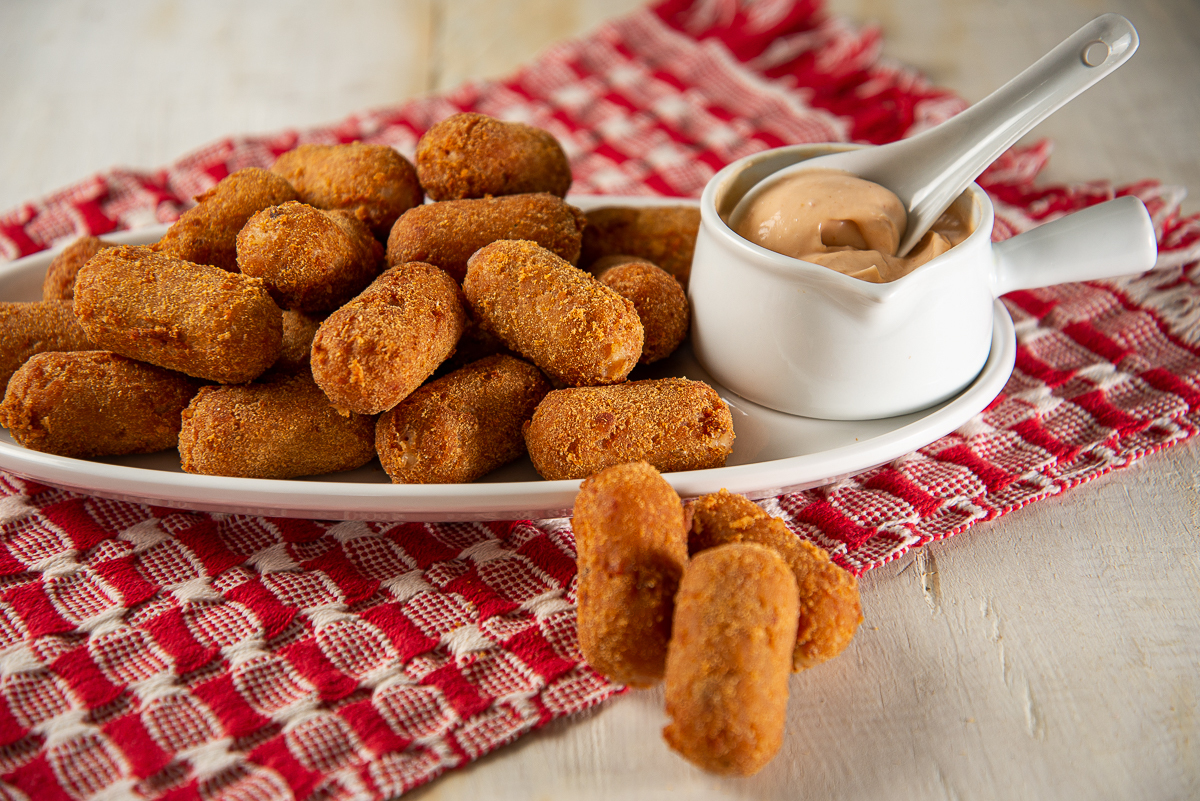 pao-de-batatoa-recheado-dia-do-panificador-08-de-julho-paes-padaria-pao-de-queijo-mineiro-espetinhos-de-frango-espetinho-de-frango-recheado-queijo-minas-cafe-com-pao-de-queijo-cerveja-com-petisco-cafe-da-manha-fotografa-de-gastronomia-foto-gourmet-food