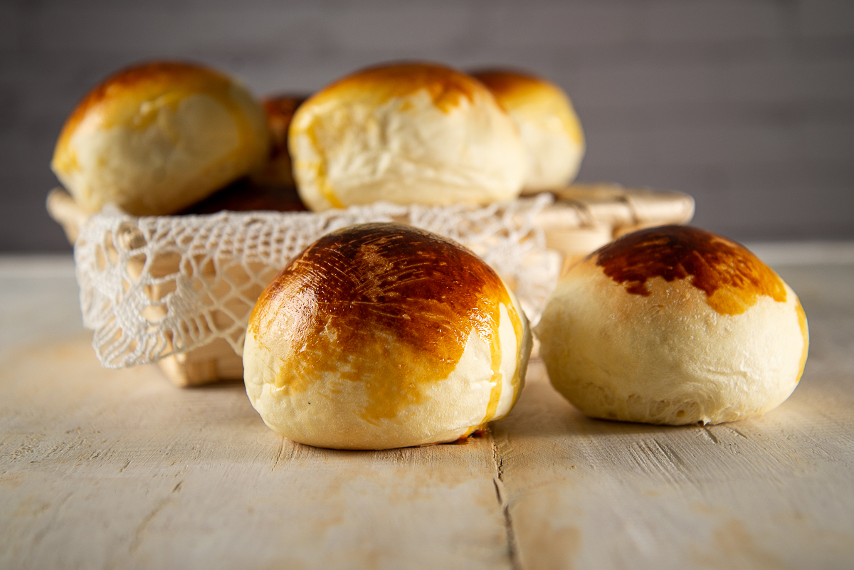pao-de-batatoa-recheado-dia-do-panificador-08-de-julho-paes-padaria-pao-de-queijo-mineiro-espetinhos-de-frango-espetinho-de-frango-recheado-queijo-minas-cafe-com-pao-de-queijo-cerveja-com-petisco-cafe-da-manha-fotografa-de-gastronomia-foto-gourmet-food