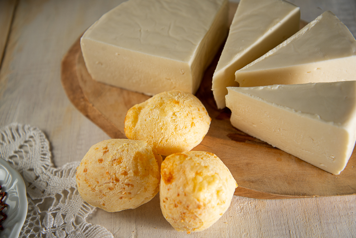 pao-de-batatoa-recheado-dia-do-panificador-08-de-julho-paes-padaria-pao-de-queijo-mineiro-espetinhos-de-frango-espetinho-de-frango-recheado-queijo-minas-cafe-com-pao-de-queijo-cerveja-com-petisco-cafe-da-manha-fotografa-de-gastronomia-foto-gourmet-food