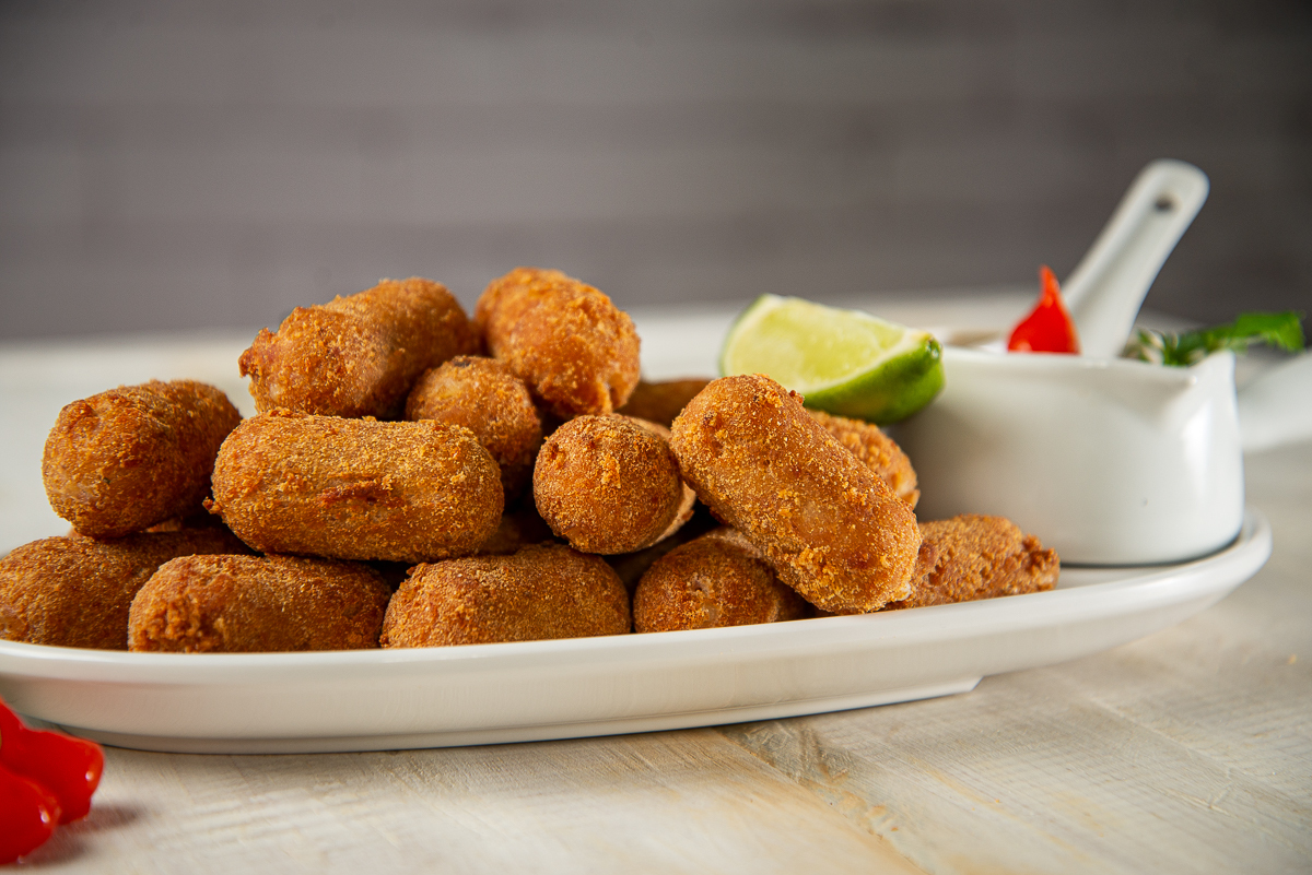 pao-de-batatoa-recheado-dia-do-panificador-08-de-julho-paes-padaria-pao-de-queijo-mineiro-espetinhos-de-frango-espetinho-de-frango-recheado-queijo-minas-cafe-com-pao-de-queijo-cerveja-com-petisco-cafe-da-manha-fotografa-de-gastronomia-foto-gourmet-food