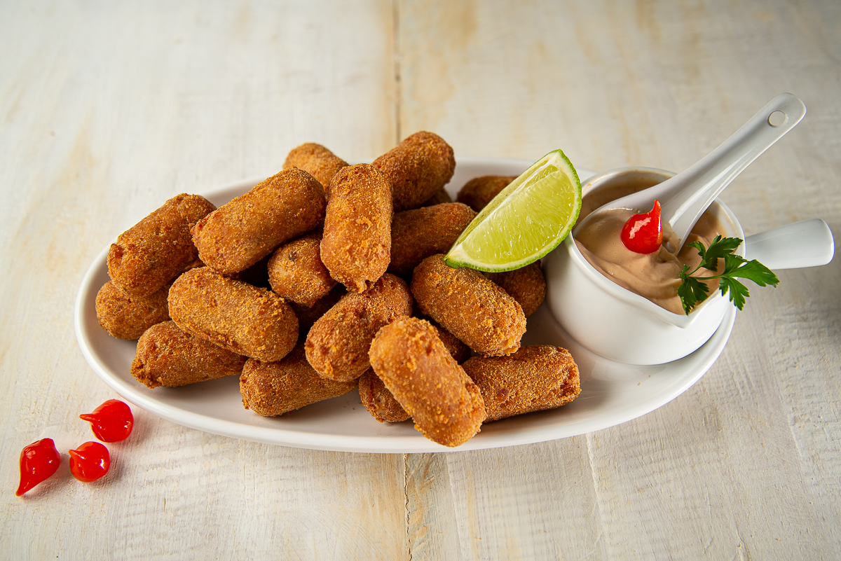 pao-de-batatoa-recheado-dia-do-panificador-08-de-julho-paes-padaria-pao-de-queijo-mineiro-espetinhos-de-frango-espetinho-de-frango-recheado-queijo-minas-cafe-com-pao-de-queijo-cerveja-com-petisco-cafe-da-manha-fotografa-de-gastronomia-foto-gourmet-food