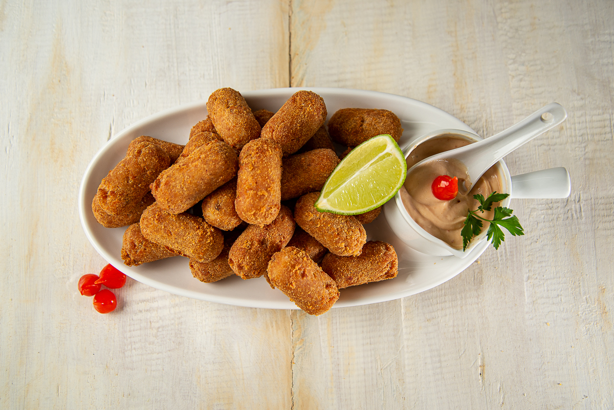 pao-de-batatoa-recheado-dia-do-panificador-08-de-julho-paes-padaria-pao-de-queijo-mineiro-espetinhos-de-frango-espetinho-de-frango-recheado-queijo-minas-cafe-com-pao-de-queijo-cerveja-com-petisco-cafe-da-manha-fotografa-de-gastronomia-foto-gourmet-food