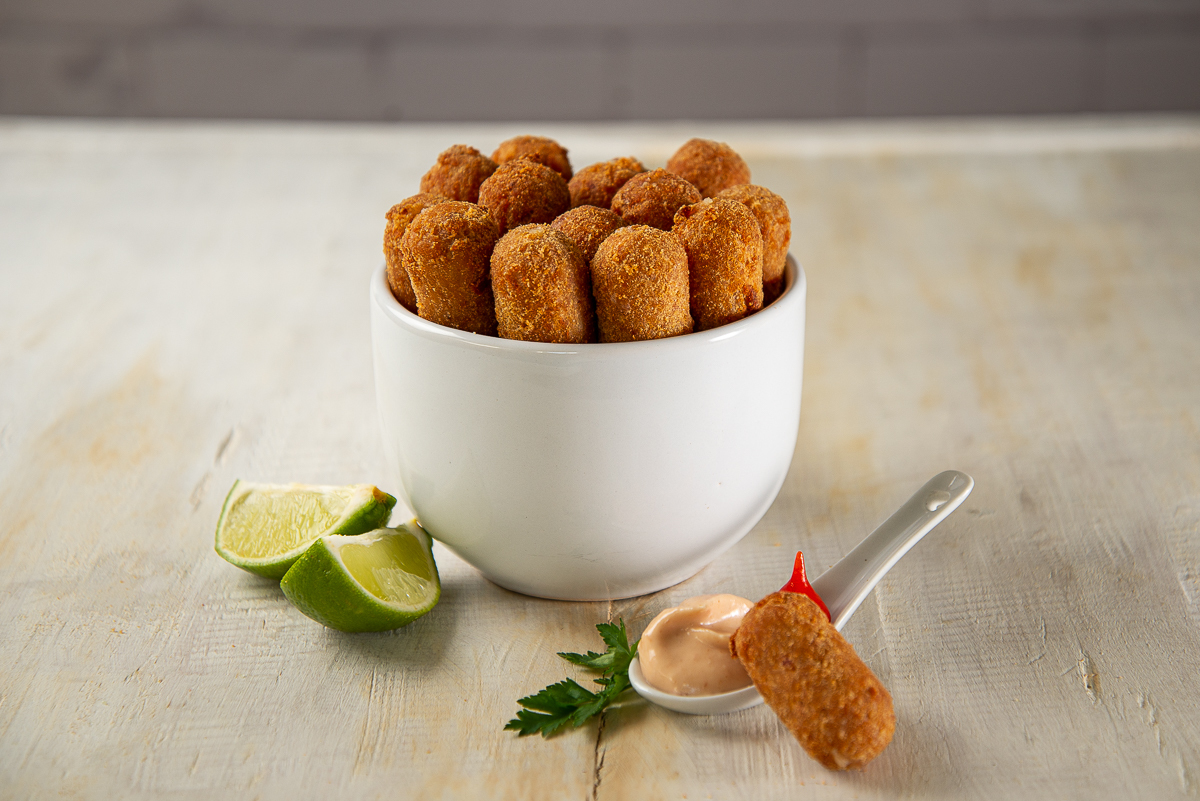 pao-de-batatoa-recheado-dia-do-panificador-08-de-julho-paes-padaria-pao-de-queijo-mineiro-espetinhos-de-frango-espetinho-de-frango-recheado-queijo-minas-cafe-com-pao-de-queijo-cerveja-com-petisco-cafe-da-manha-fotografa-de-gastronomia-foto-gourmet-food