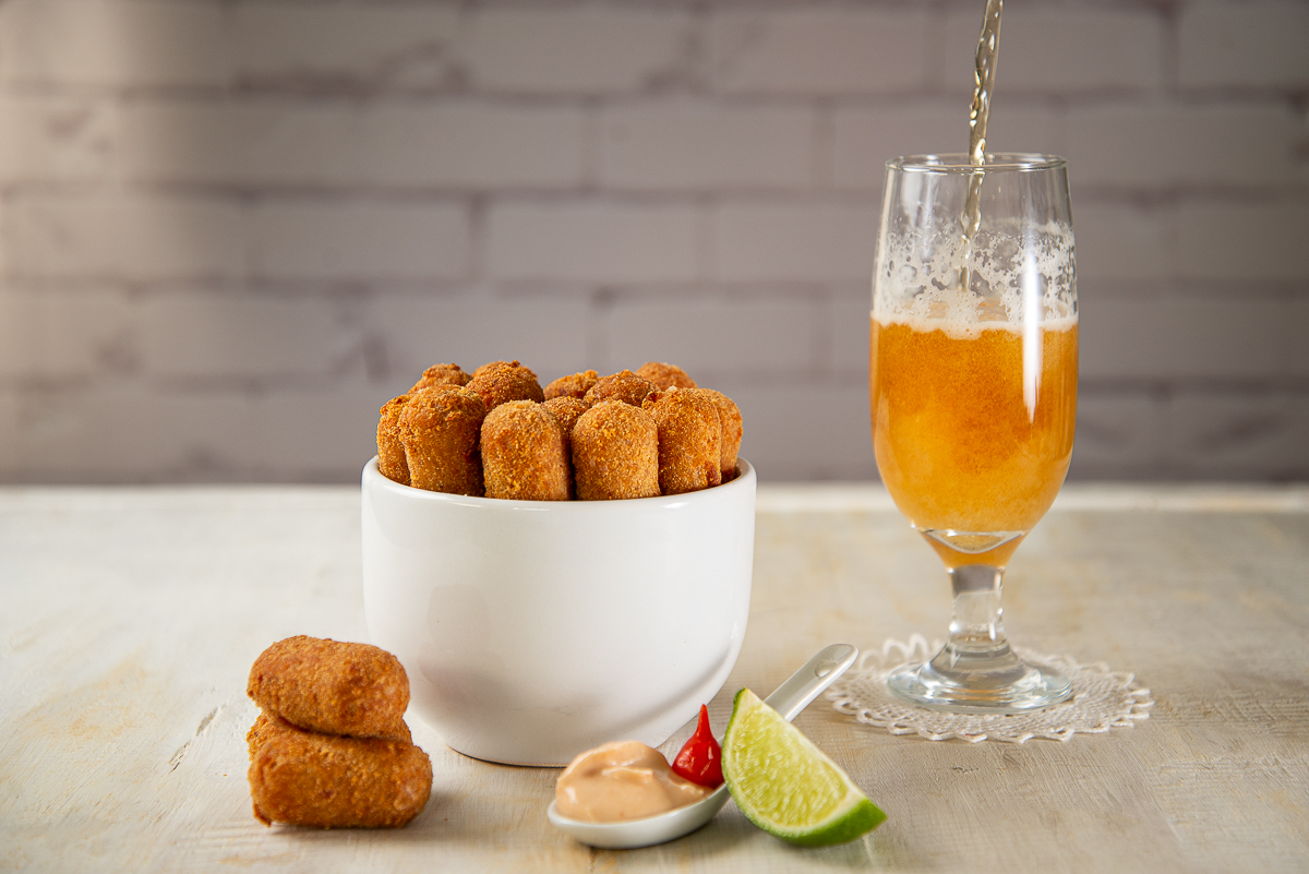 pao-de-batatoa-recheado-dia-do-panificador-08-de-julho-paes-padaria-pao-de-queijo-mineiro-espetinhos-de-frango-espetinho-de-frango-recheado-queijo-minas-cafe-com-pao-de-queijo-cerveja-com-petisco-cafe-da-manha-fotografa-de-gastronomia-foto-gourmet-food