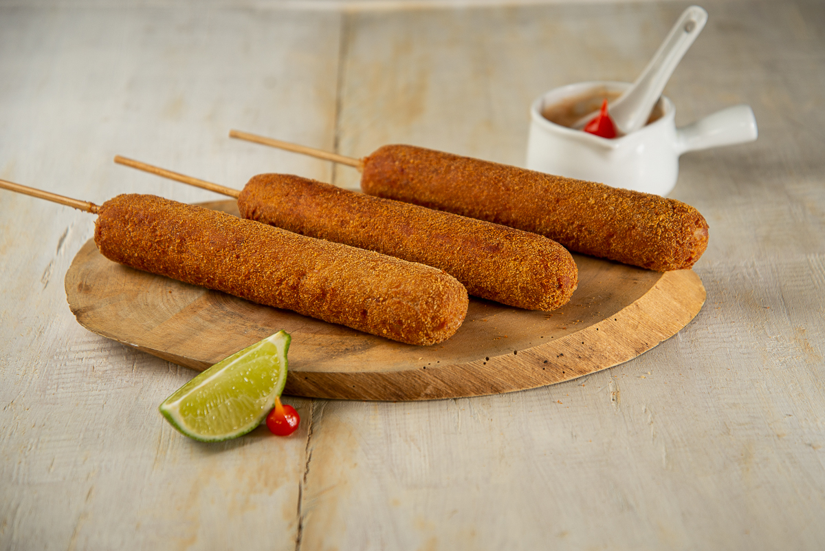 pao-de-batatoa-recheado-dia-do-panificador-08-de-julho-paes-padaria-pao-de-queijo-mineiro-espetinhos-de-frango-espetinho-de-frango-recheado-queijo-minas-cafe-com-pao-de-queijo-cerveja-com-petisco-cafe-da-manha-fotografa-de-gastronomia-foto-gourmet-food