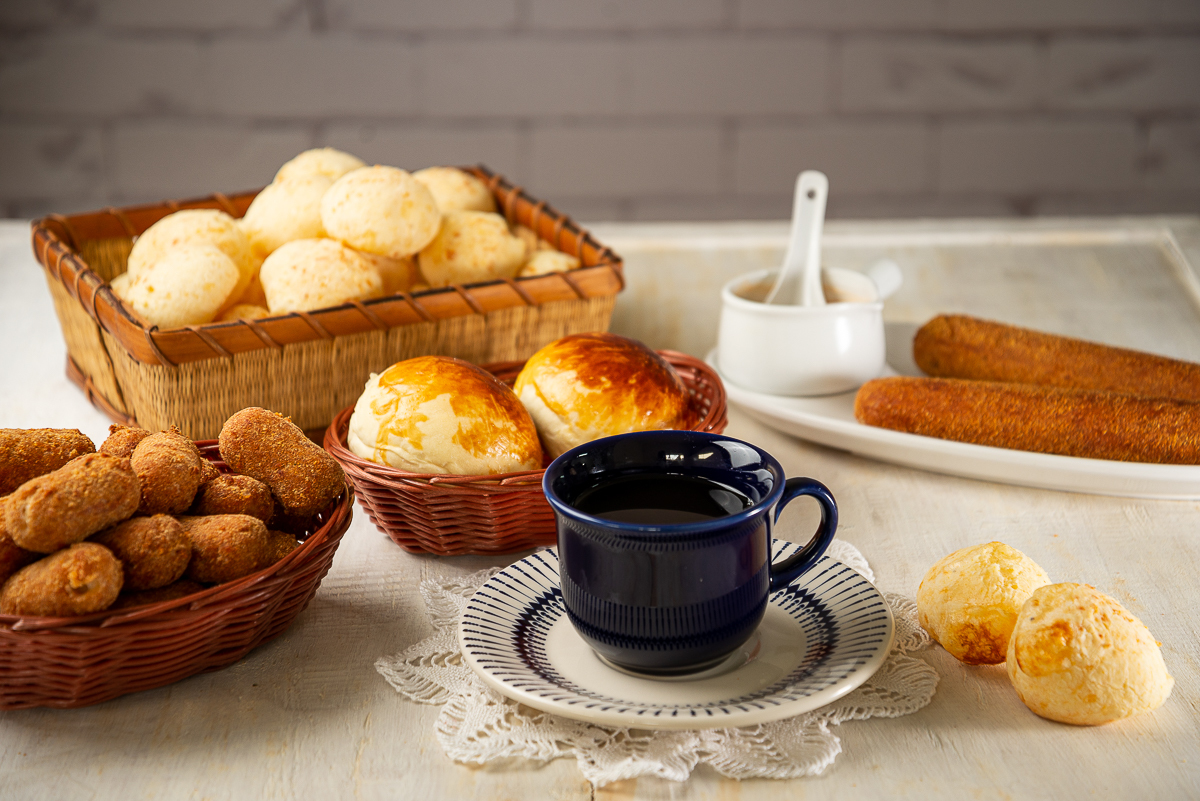 pao-de-batatoa-recheado-dia-do-panificador-08-de-julho-paes-padaria-pao-de-queijo-mineiro-espetinhos-de-frango-espetinho-de-frango-recheado-queijo-minas-cafe-com-pao-de-queijo-cerveja-com-petisco-cafe-da-manha-fotografa-de-gastronomia-foto-gourmet-food