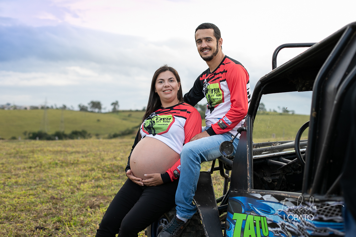 ensaio-gestante-externo-em-barbacena-sitio-turinhos-motos-barbacena-mg-ensaio-gestante-carro-de-trilha-gaiola-para-trilha-gestante-aventureira-fazendo-trilha-pista-de-motos-ensaio-gestante-em-carro-de-trilha-fotografa-de-gestante-barbacena-isabela-lobato