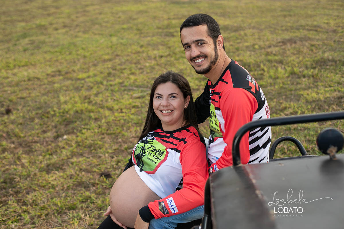 ensaio-gestante-externo-em-barbacena-sitio-turinhos-motos-barbacena-mg-ensaio-gestante-carro-de-trilha-gaiola-para-trilha-gestante-aventureira-fazendo-trilha-pista-de-motos-ensaio-gestante-em-carro-de-trilha-fotografa-de-gestante-barbacena-isabela-lobato