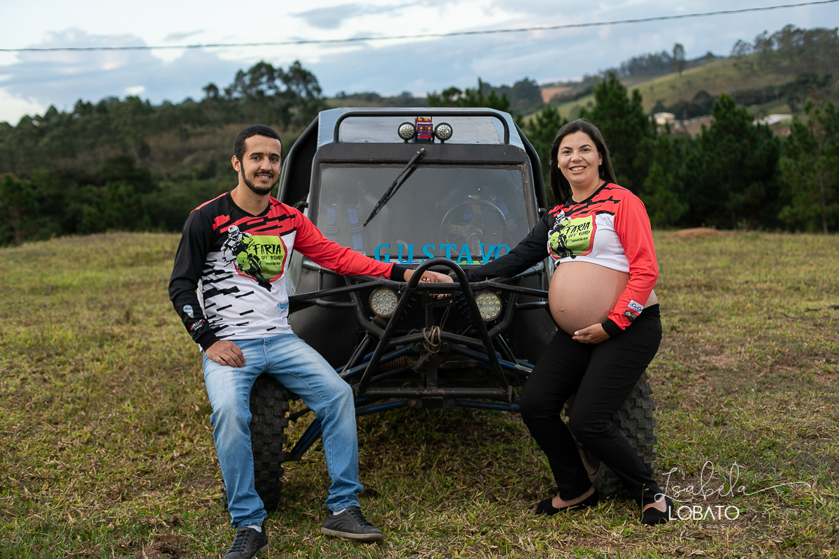 ensaio-gestante-externo-em-barbacena-sitio-turinhos-motos-barbacena-mg-ensaio-gestante-carro-de-trilha-gaiola-para-trilha-gestante-aventureira-fazendo-trilha-pista-de-motos-ensaio-gestante-em-carro-de-trilha-fotografa-de-gestante-barbacena-isabela-lobato