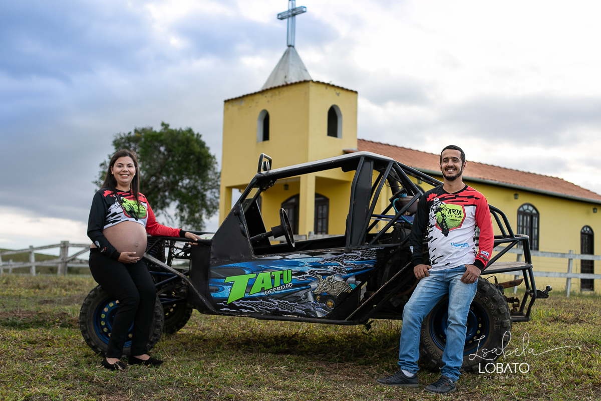 ensaio-gestante-externo-em-barbacena-sitio-turinhos-motos-barbacena-mg-ensaio-gestante-carro-de-trilha-gaiola-para-trilha-gestante-aventureira-fazendo-trilha-pista-de-motos-ensaio-gestante-em-carro-de-trilha-fotografa-de-gestante-barbacena-isabela-lobato