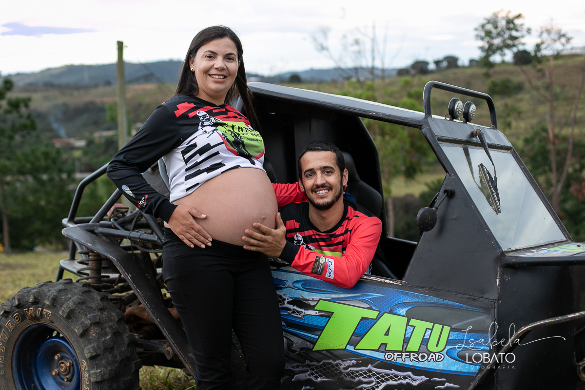ensaio-gestante-externo-em-barbacena-sitio-turinhos-motos-barbacena-mg-ensaio-gestante-carro-de-trilha-gaiola-para-trilha-gestante-aventureira-fazendo-trilha-pista-de-motos-ensaio-gestante-em-carro-de-trilha-fotografa-de-gestante-barbacena-isabela-lobato