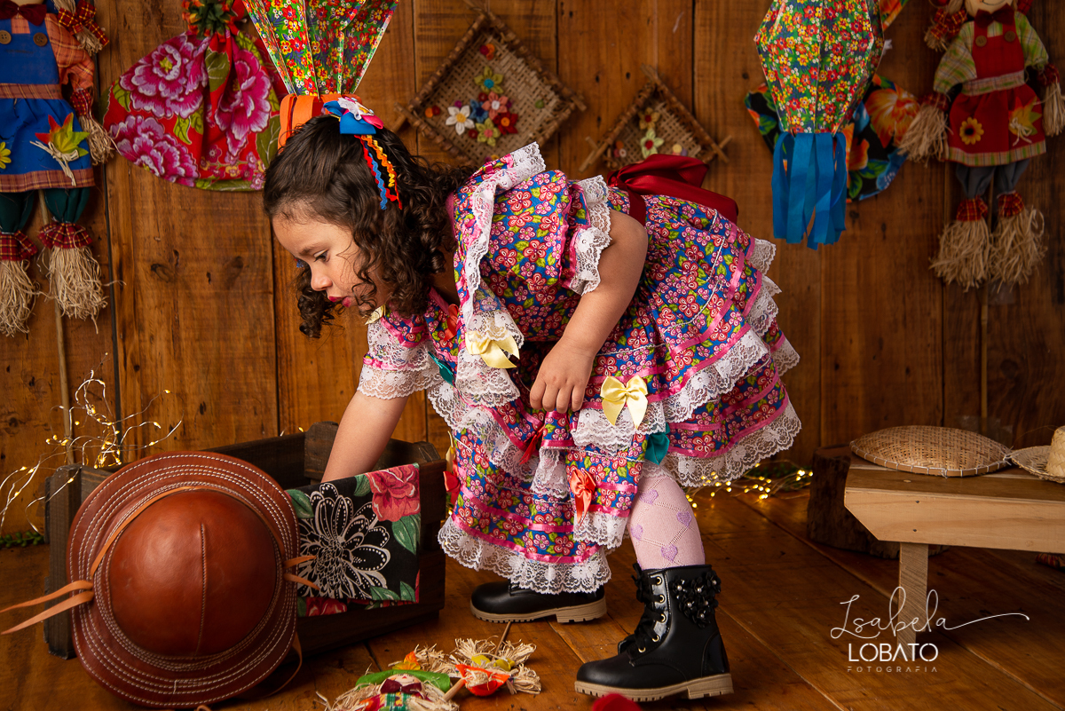 ensaio-fotografico-junino-festa-junina-2020-sessao-fotografica-de-festa-junina-sao-joao-2020-arraial-tema-junino-fundo-fotografico-de-festa-junina-chapeu-lampiao-caipira-junina-estudio-fotografico-infantil-em-barbacena-isabela-lobato-fotografia-melhor-bq