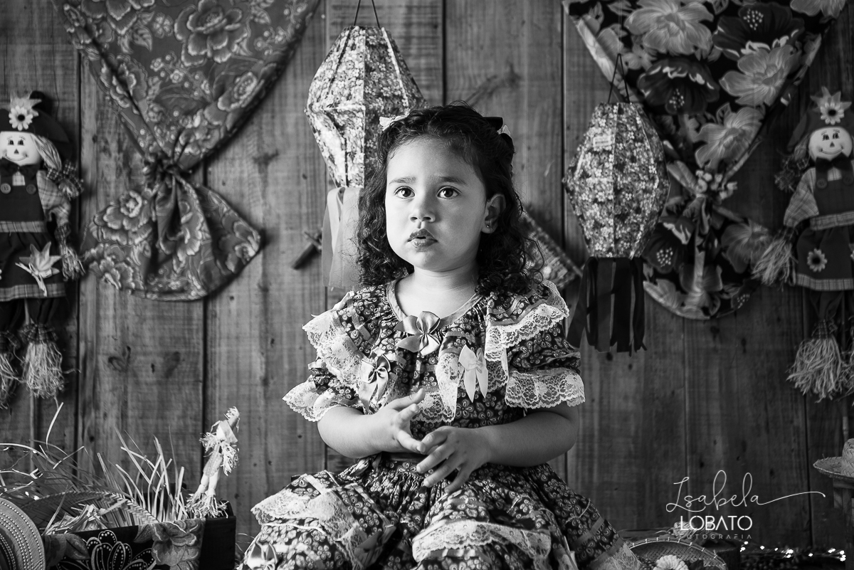 ensaio-fotografico-junino-festa-junina-2020-sessao-fotografica-de-festa-junina-sao-joao-2020-arraial-tema-junino-fundo-fotografico-de-festa-junina-chapeu-lampiao-caipira-junina-estudio-fotografico-infantil-em-barbacena-isabela-lobato-fotografia-melhor-bq