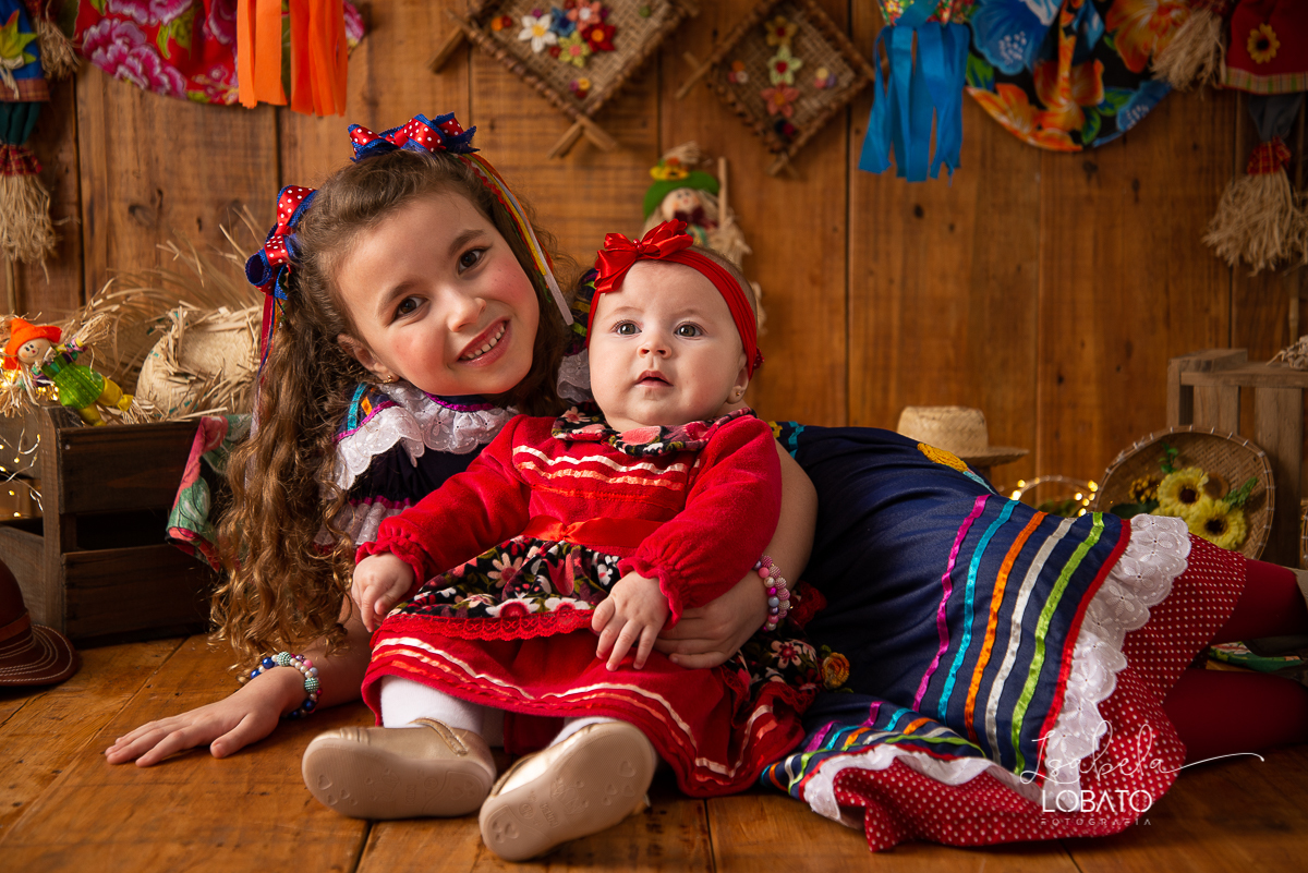 ensaio-fotografico-junino-festa-junina-2020-sessao-fotografica-de-festa-junina-sao-joao-2020-arraial-tema-junino-fundo-fotografico-de-festa-junina-chapeu-lampiao-caipira-junina-estudio-fotografico-infantil-em-barbacena-isabela-lobato-fotografia-melhor-bq