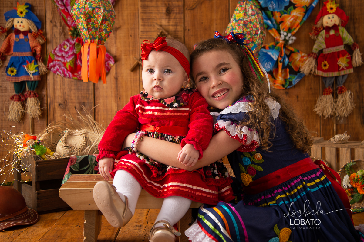 ensaio-fotografico-junino-festa-junina-2020-sessao-fotografica-de-festa-junina-sao-joao-2020-arraial-tema-junino-fundo-fotografico-de-festa-junina-chapeu-lampiao-caipira-junina-estudio-fotografico-infantil-em-barbacena-isabela-lobato-fotografia-melhor-bq