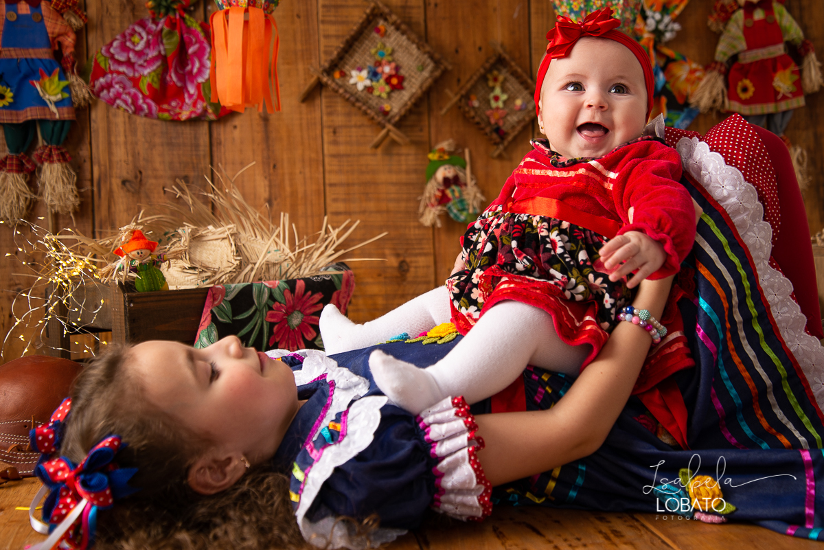 ensaio-fotografico-junino-festa-junina-2020-sessao-fotografica-de-festa-junina-sao-joao-2020-arraial-tema-junino-fundo-fotografico-de-festa-junina-chapeu-lampiao-caipira-junina-estudio-fotografico-infantil-em-barbacena-isabela-lobato-fotografia-melhor-bq