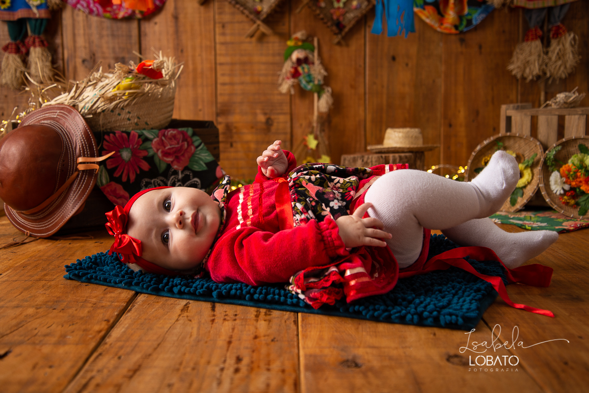ensaio-fotografico-junino-festa-junina-2020-sessao-fotografica-de-festa-junina-sao-joao-2020-arraial-tema-junino-fundo-fotografico-de-festa-junina-chapeu-lampiao-caipira-junina-estudio-fotografico-infantil-em-barbacena-isabela-lobato-fotografia-melhor-bq