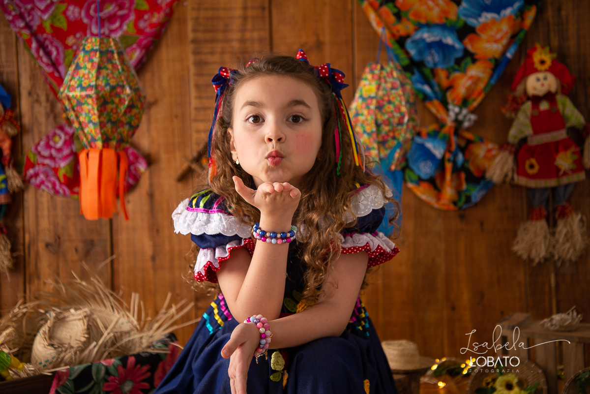 ensaio-fotografico-junino-festa-junina-2020-sessao-fotografica-de-festa-junina-sao-joao-2020-arraial-tema-junino-fundo-fotografico-de-festa-junina-chapeu-lampiao-caipira-junina-estudio-fotografico-infantil-em-barbacena-isabela-lobato-fotografia-melhor-bq