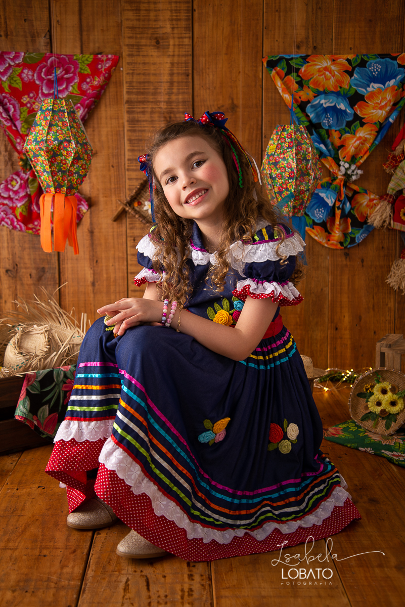 ensaio-fotografico-junino-festa-junina-2020-sessao-fotografica-de-festa-junina-sao-joao-2020-arraial-tema-junino-fundo-fotografico-de-festa-junina-chapeu-lampiao-caipira-junina-estudio-fotografico-infantil-em-barbacena-isabela-lobato-fotografia-melhor-bq