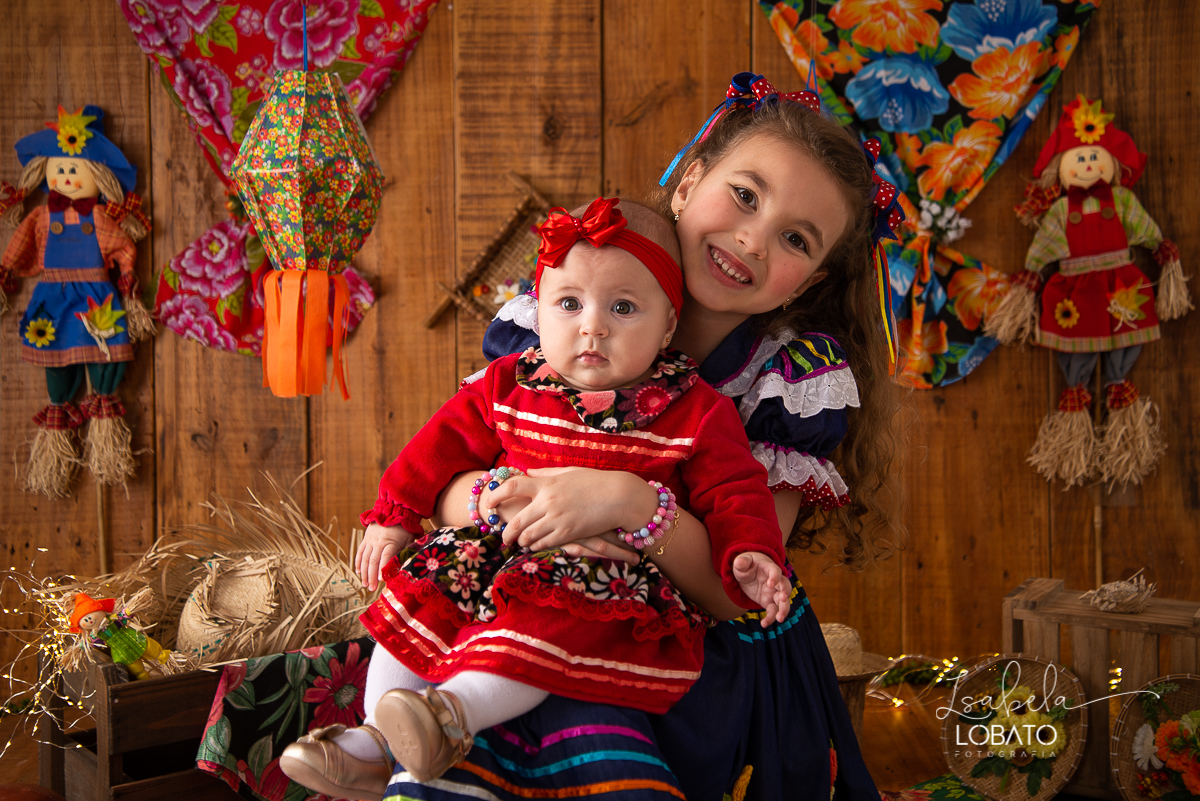 ensaio-fotografico-junino-festa-junina-2020-sessao-fotografica-de-festa-junina-sao-joao-2020-arraial-tema-junino-fundo-fotografico-de-festa-junina-chapeu-lampiao-caipira-junina-estudio-fotografico-infantil-em-barbacena-isabela-lobato-fotografia-melhor-bq