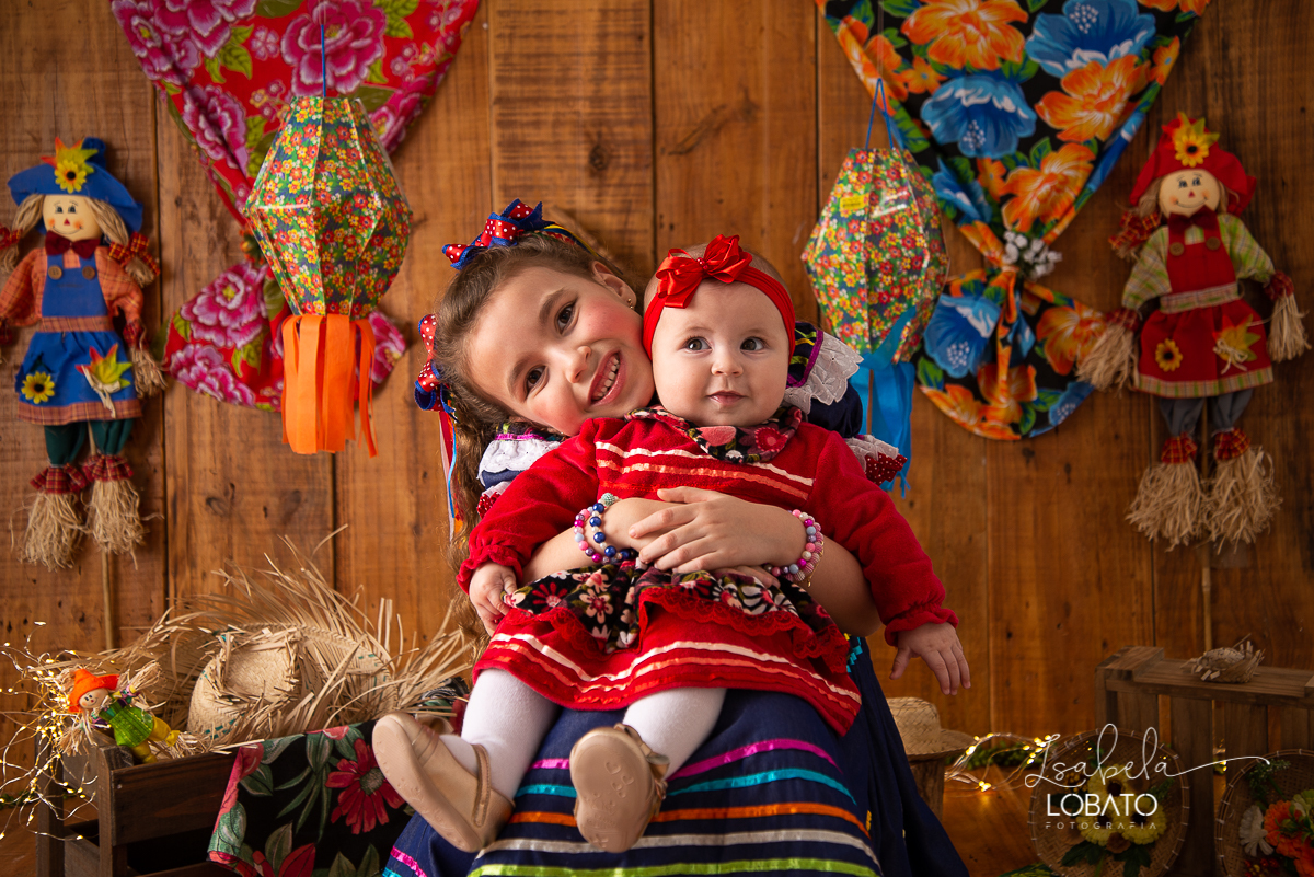 ensaio-fotografico-junino-festa-junina-2020-sessao-fotografica-de-festa-junina-sao-joao-2020-arraial-tema-junino-fundo-fotografico-de-festa-junina-chapeu-lampiao-caipira-junina-estudio-fotografico-infantil-em-barbacena-isabela-lobato-fotografia-melhor-bq