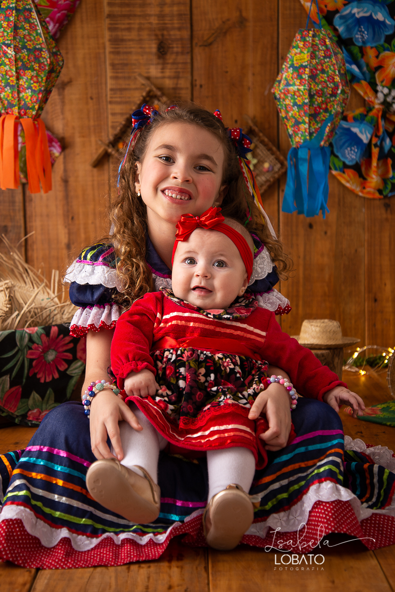 ensaio-fotografico-junino-festa-junina-2020-sessao-fotografica-de-festa-junina-sao-joao-2020-arraial-tema-junino-fundo-fotografico-de-festa-junina-chapeu-lampiao-caipira-junina-estudio-fotografico-infantil-em-barbacena-isabela-lobato-fotografia-melhor-bq