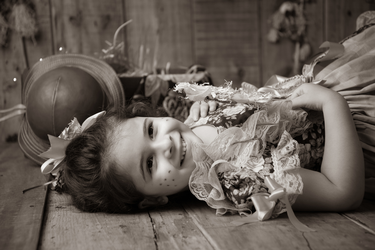 ensaio-fotografico-junino-festa-junina-2020-sessao-fotografica-de-festa-junina-sao-joao-2020-arraial-tema-junino-fundo-fotografico-de-festa-junina-chapeu-lampiao-caipira-junina-estudio-fotografico-infantil-em-barbacena-isabela-lobato-fotografia-melhor-bq