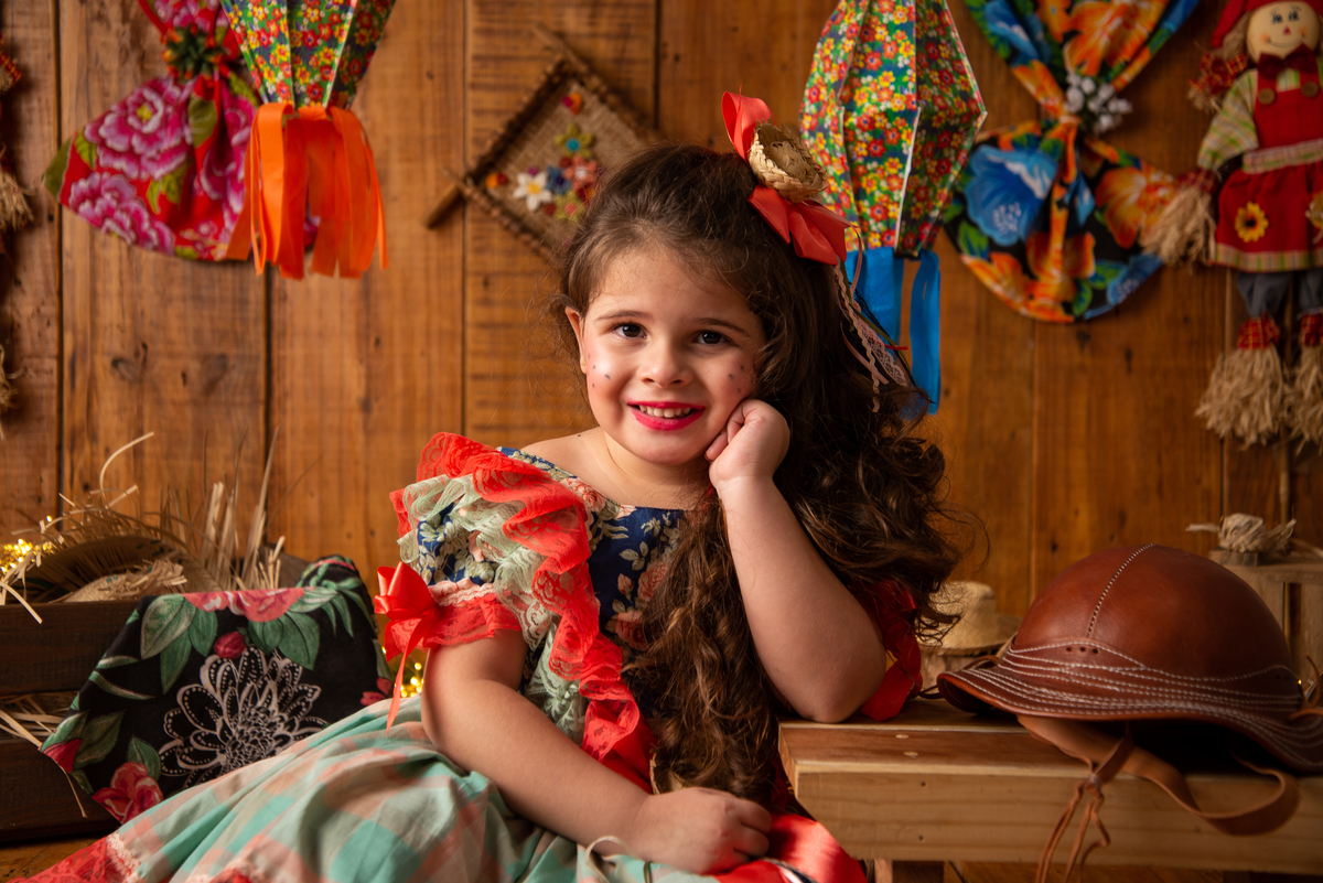 ensaio-fotografico-junino-festa-junina-2020-sessao-fotografica-de-festa-junina-sao-joao-2020-arraial-tema-junino-fundo-fotografico-de-festa-junina-chapeu-lampiao-caipira-junina-estudio-fotografico-infantil-em-barbacena-isabela-lobato-fotografia-melhor-bq