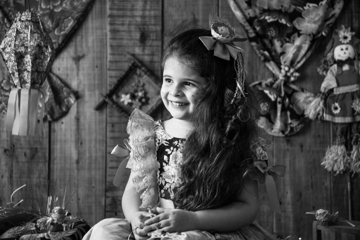 ensaio-fotografico-junino-festa-junina-2020-sessao-fotografica-de-festa-junina-sao-joao-2020-arraial-tema-junino-fundo-fotografico-de-festa-junina-chapeu-lampiao-caipira-junina-estudio-fotografico-infantil-em-barbacena-isabela-lobato-fotografia-melhor-bq