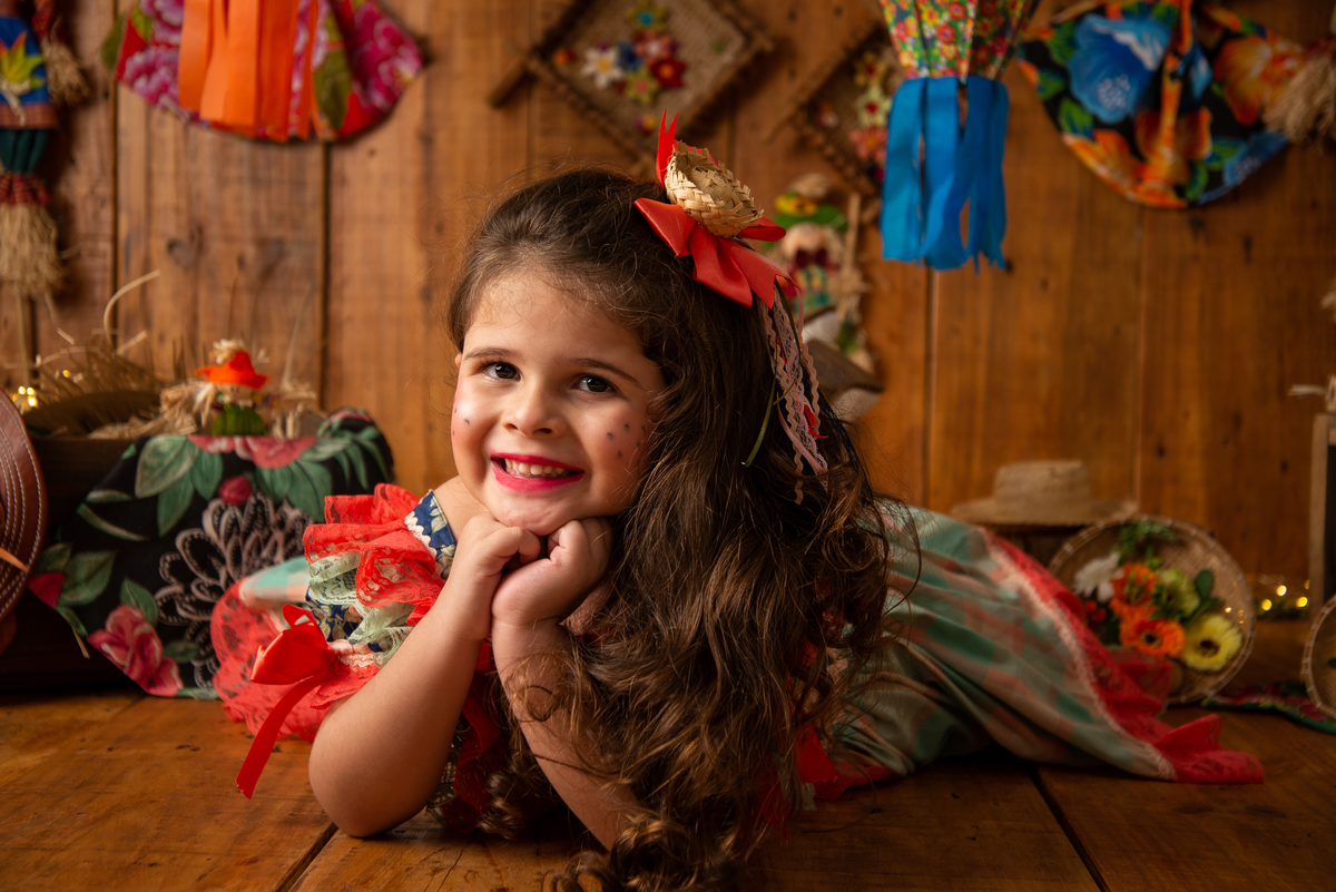 ensaio-fotografico-junino-festa-junina-2020-sessao-fotografica-de-festa-junina-sao-joao-2020-arraial-tema-junino-fundo-fotografico-de-festa-junina-chapeu-lampiao-caipira-junina-estudio-fotografico-infantil-em-barbacena-isabela-lobato-fotografia-melhor-bq