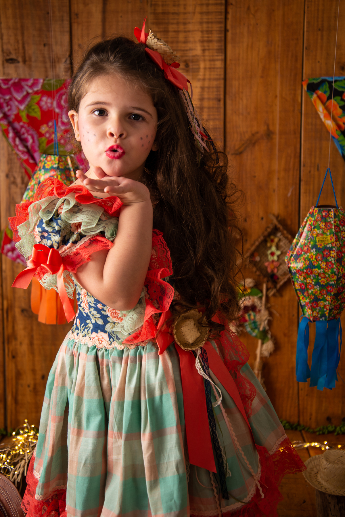 ensaio-fotografico-junino-festa-junina-2020-sessao-fotografica-de-festa-junina-sao-joao-2020-arraial-tema-junino-fundo-fotografico-de-festa-junina-chapeu-lampiao-caipira-junina-estudio-fotografico-infantil-em-barbacena-isabela-lobato-fotografia-melhor-bq