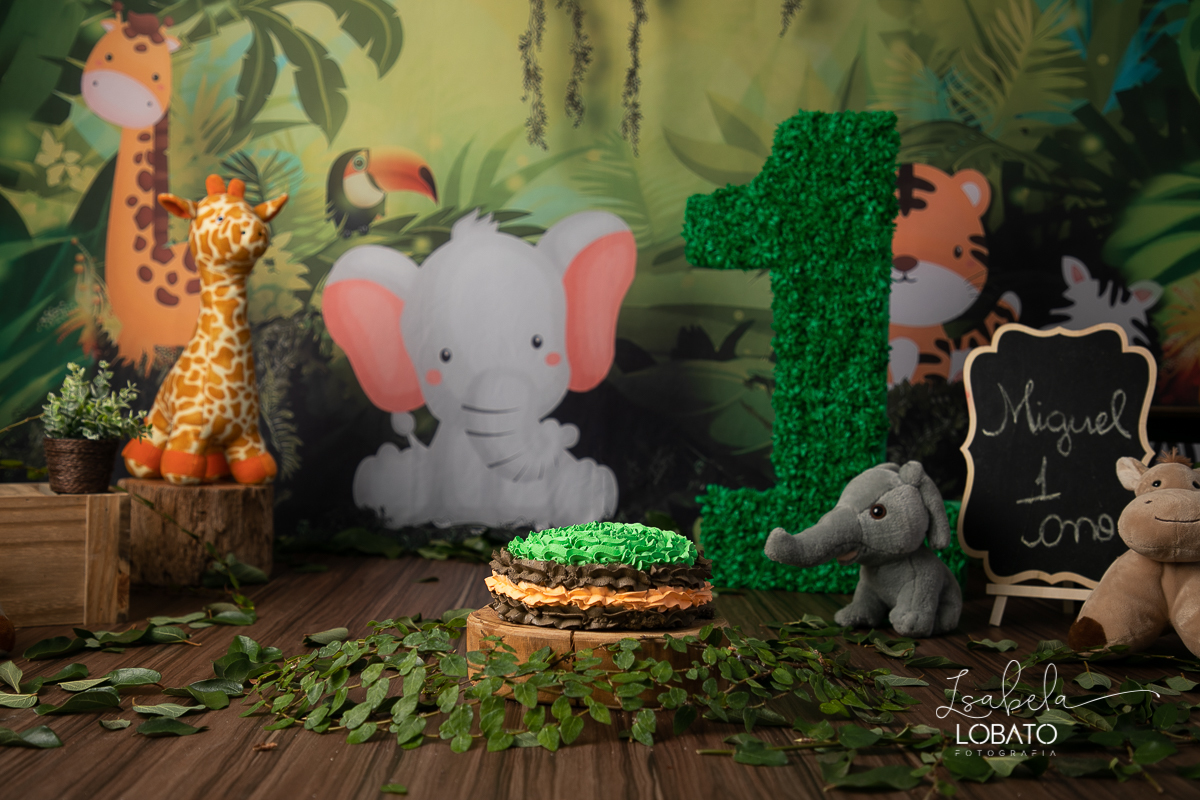 esmagando-o-bolo-smash-the-cake-
child-photography-a-hora-do-bolo-tema-de-festa-safari-ensaio-fotografico-safari-aniversário-de-um-ano-safari-fotografa-infantil-em-minas-gerais-melhor-fotografa-de-barbacena-isabela-lobato-estudio-fotografico-barbacena-mg