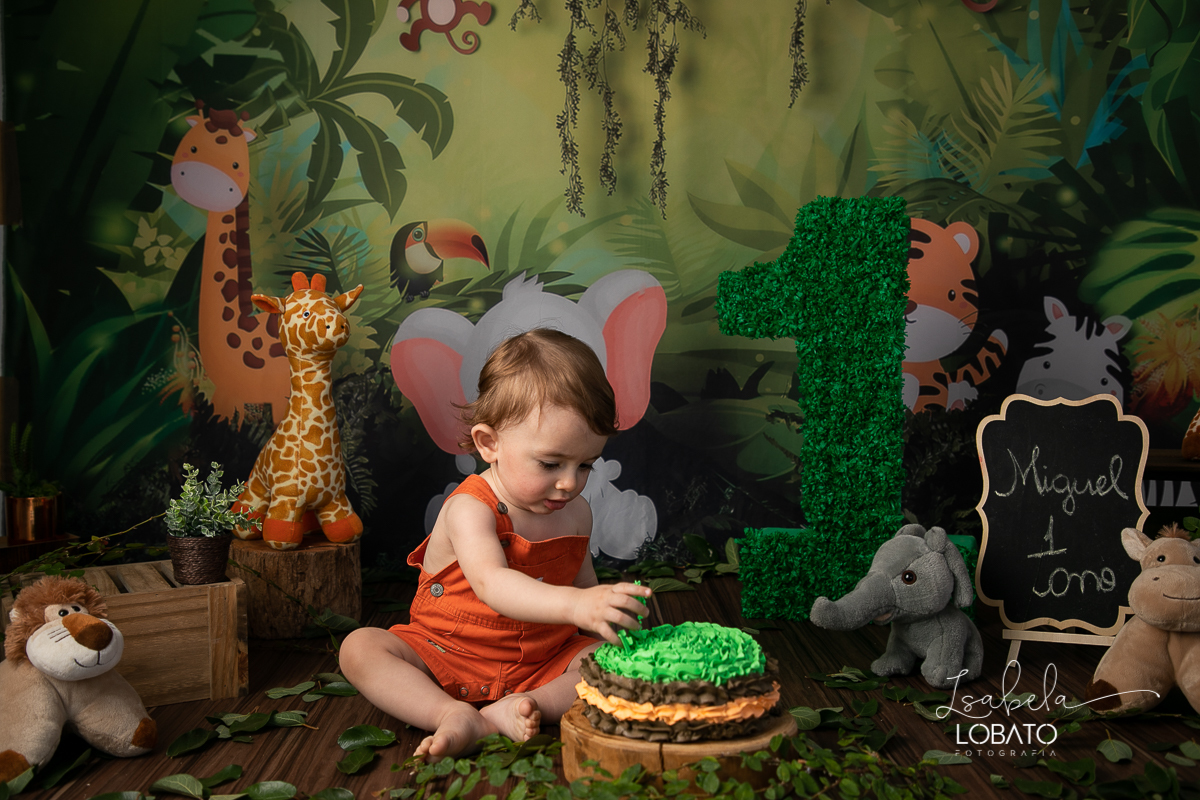 esmagando-o-bolo-smash-the-cake-
child-photography-a-hora-do-bolo-tema-de-festa-safari-ensaio-fotografico-safari-aniversário-de-um-ano-safari-fotografa-infantil-em-minas-gerais-melhor-fotografa-de-barbacena-isabela-lobato-estudio-fotografico-barbacena-mg