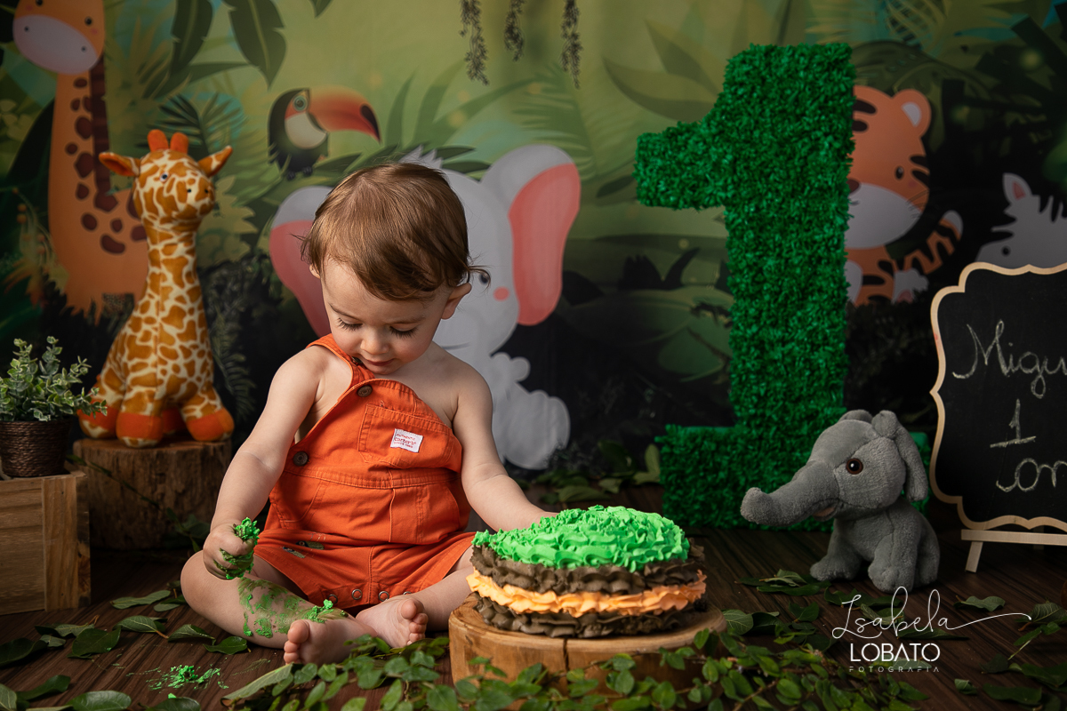 esmagando-o-bolo-smash-the-cake-
child-photography-a-hora-do-bolo-tema-de-festa-safari-ensaio-fotografico-safari-aniversário-de-um-ano-safari-fotografa-infantil-em-minas-gerais-melhor-fotografa-de-barbacena-isabela-lobato-estudio-fotografico-barbacena-mg