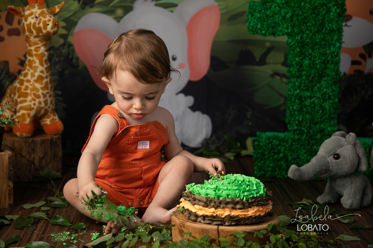 esmagando-o-bolo-smash-the-cake-
child-photography-a-hora-do-bolo-tema-de-festa-safari-ensaio-fotografico-safari-aniversário-de-um-ano-safari-fotografa-infantil-em-minas-gerais-melhor-fotografa-de-barbacena-isabela-lobato-estudio-fotografico-barbacena-mg