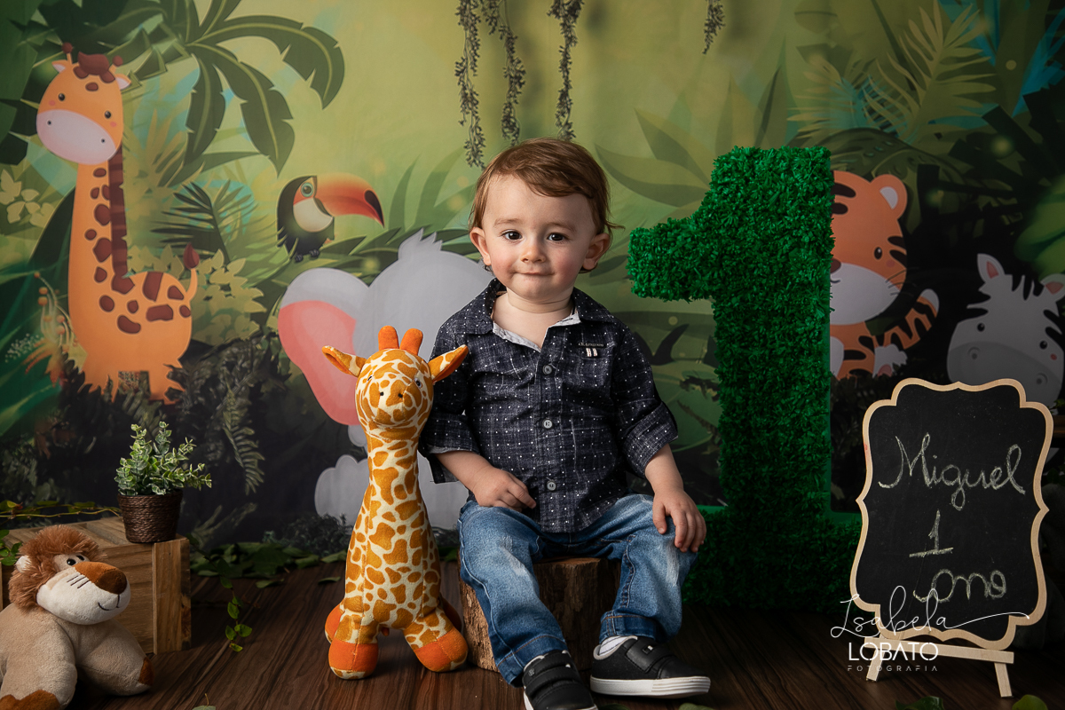 esmagando-o-bolo-smash-the-cake-
child-photography-a-hora-do-bolo-tema-de-festa-safari-ensaio-fotografico-safari-aniversário-de-um-ano-safari-fotografa-infantil-em-minas-gerais-melhor-fotografa-de-barbacena-isabela-lobato-estudio-fotografico-barbacena-mg