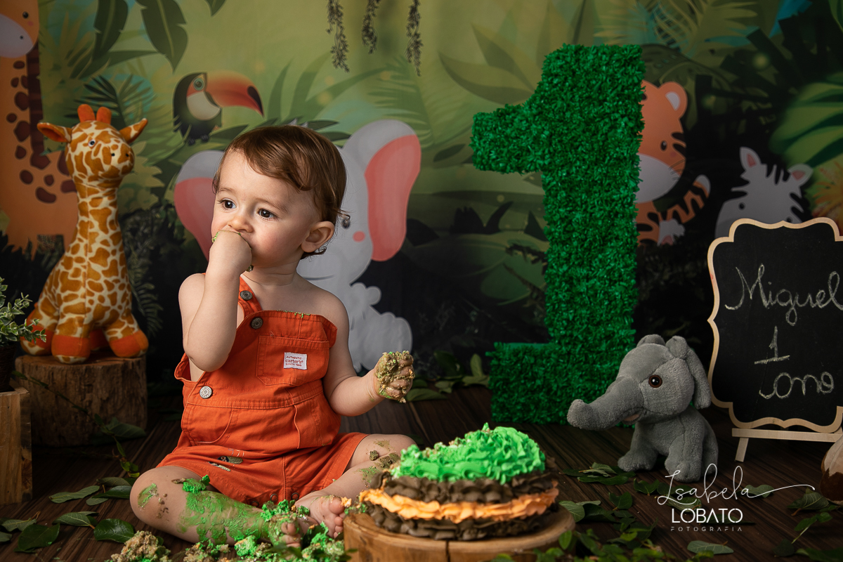 esmagando-o-bolo-smash-the-cake-
child-photography-a-hora-do-bolo-tema-de-festa-safari-ensaio-fotografico-safari-aniversário-de-um-ano-safari-fotografa-infantil-em-minas-gerais-melhor-fotografa-de-barbacena-isabela-lobato-estudio-fotografico-barbacena-mg