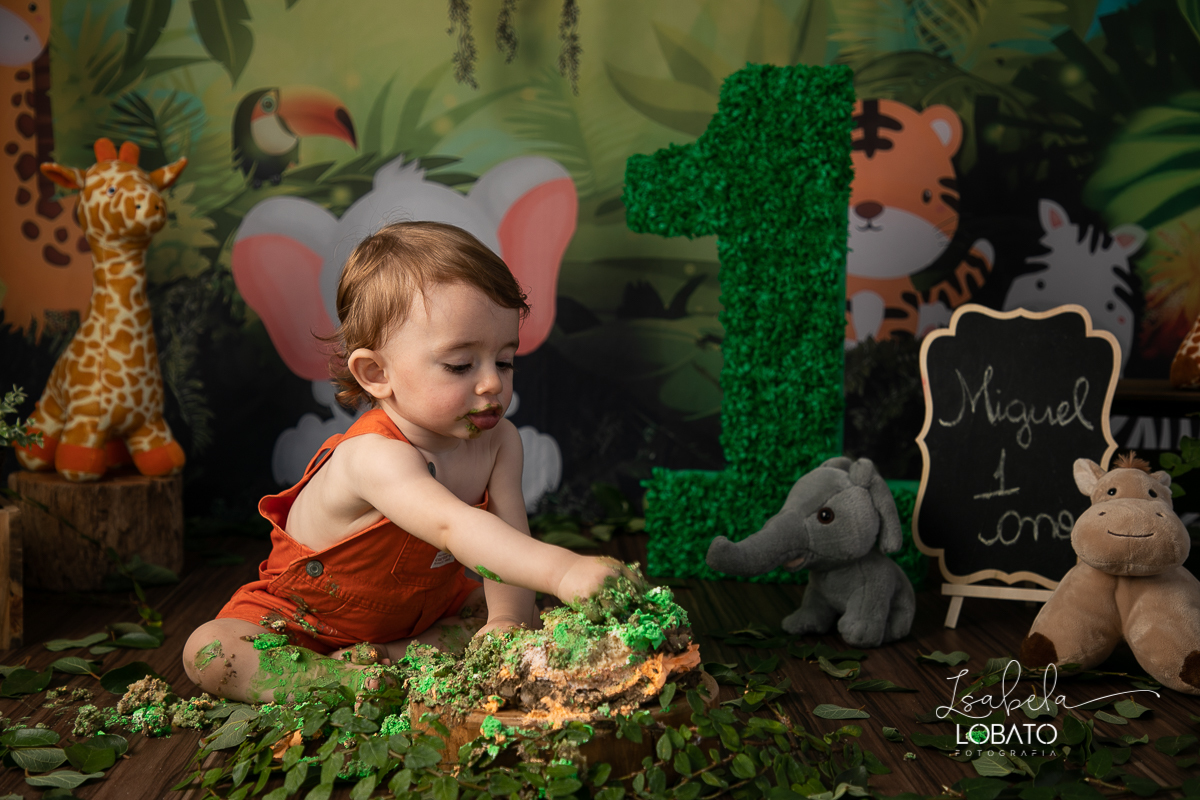 esmagando-o-bolo-smash-the-cake-
child-photography-a-hora-do-bolo-tema-de-festa-safari-ensaio-fotografico-safari-aniversário-de-um-ano-safari-fotografa-infantil-em-minas-gerais-melhor-fotografa-de-barbacena-isabela-lobato-estudio-fotografico-barbacena-mg