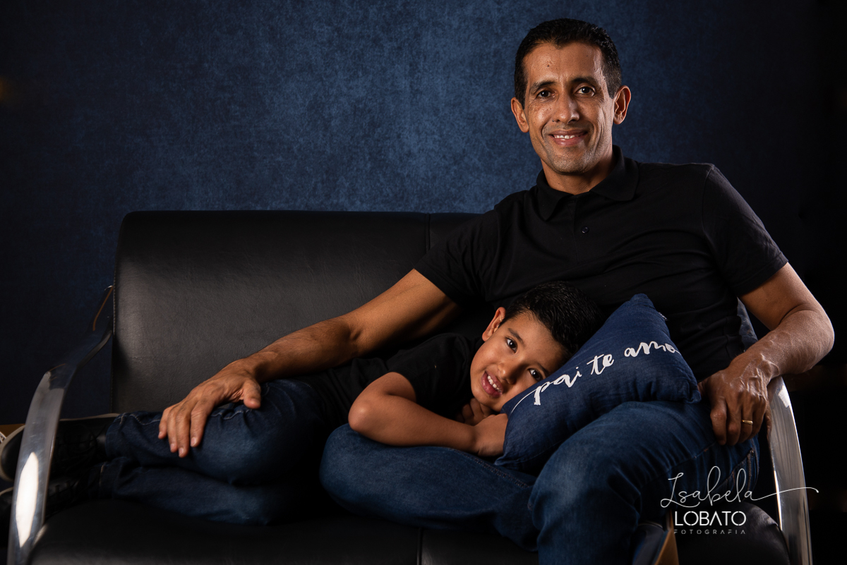 mini-sessao-fotografica-do-dia-dos-pais-2020-amor-de-pai-mundo-azul-tal-pai-tal-filho-roupa-pai-e-filho-pais&filho-foto-do-dia-dos-pais-2020-fotografa-em-barbacena-isabela-lobato-fotografia-ensaio-fotografico-do-dia-dos-pais-estudio-fotografico-em-barbace