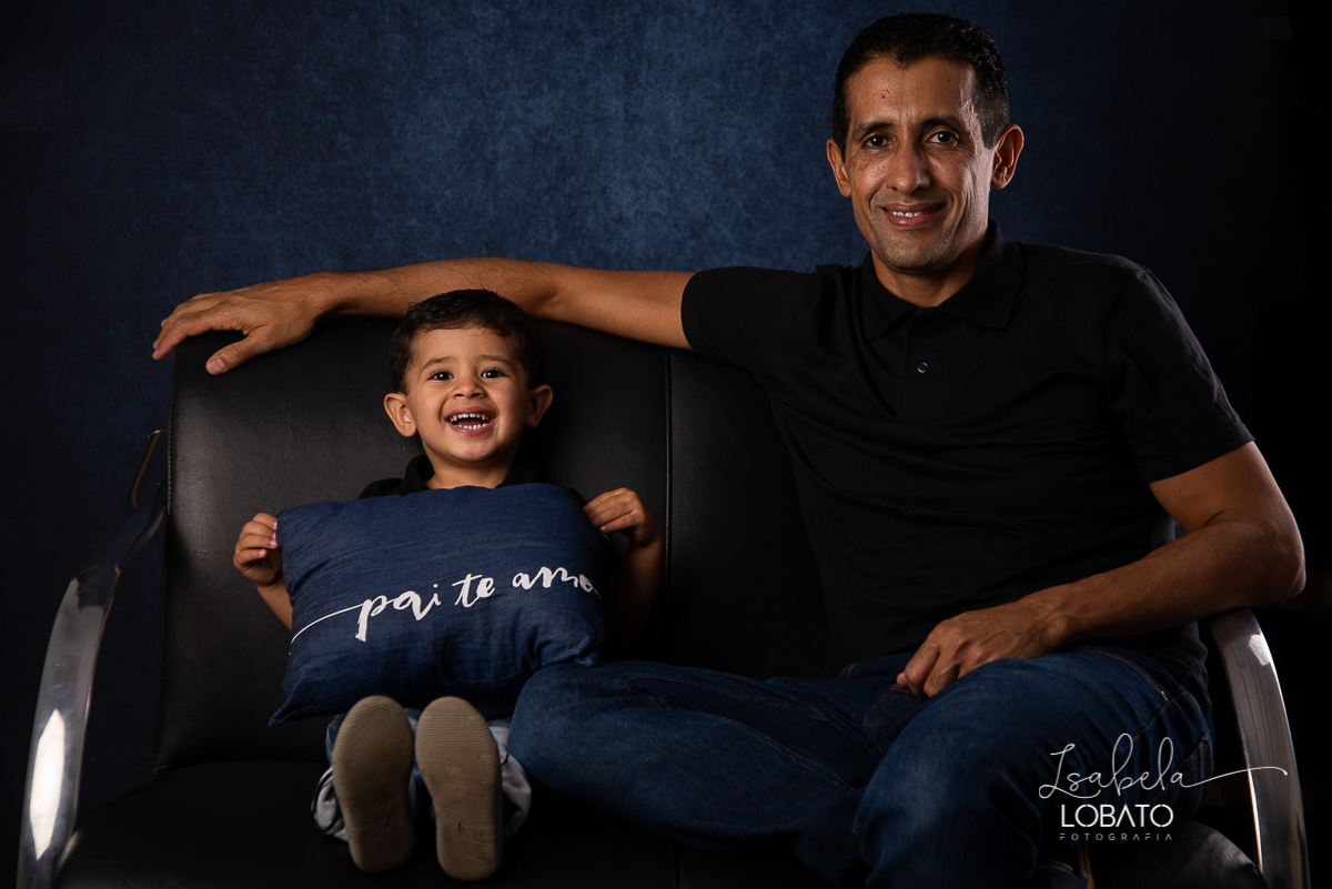 mini-sessao-fotografica-do-dia-dos-pais-2020-amor-de-pai-mundo-azul-tal-pai-tal-filho-roupa-pai-e-filho-pais&filho-foto-do-dia-dos-pais-2020-fotografa-em-barbacena-isabela-lobato-fotografia-ensaio-fotografico-do-dia-dos-pais-estudio-fotografico-em-barbace