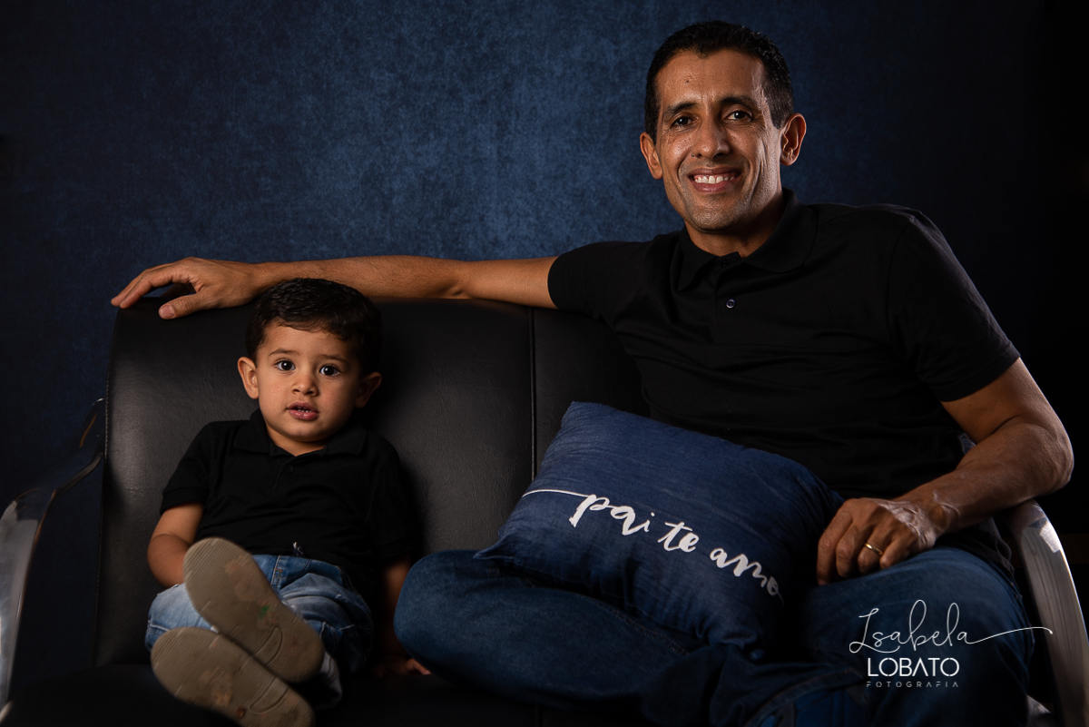 mini-sessao-fotografica-do-dia-dos-pais-2020-amor-de-pai-mundo-azul-tal-pai-tal-filho-roupa-pai-e-filho-pais&filho-foto-do-dia-dos-pais-2020-fotografa-em-barbacena-isabela-lobato-fotografia-ensaio-fotografico-do-dia-dos-pais-estudio-fotografico-em-barbace