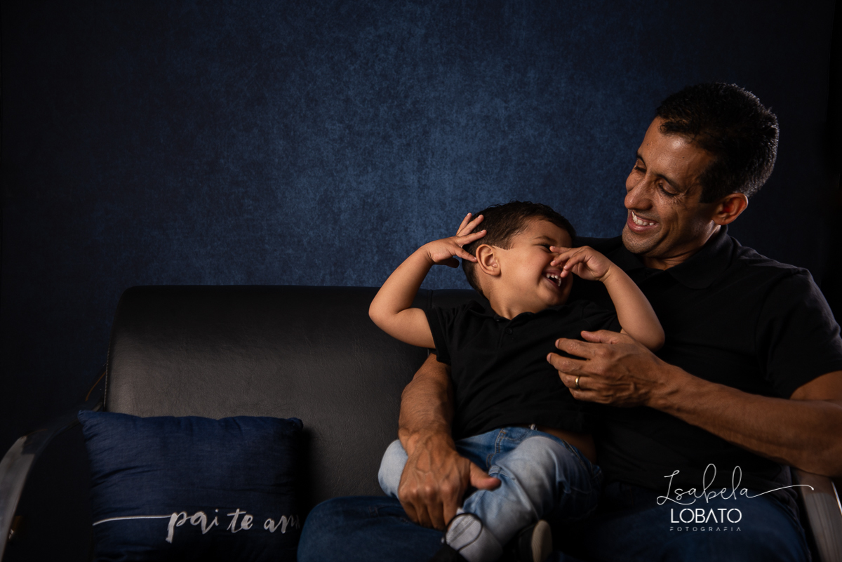 mini-sessao-fotografica-do-dia-dos-pais-2020-amor-de-pai-mundo-azul-tal-pai-tal-filho-roupa-pai-e-filho-pais&filho-foto-do-dia-dos-pais-2020-fotografa-em-barbacena-isabela-lobato-fotografia-ensaio-fotografico-do-dia-dos-pais-estudio-fotografico-em-barbace