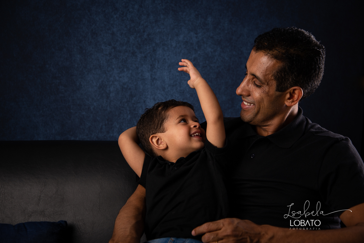 mini-sessao-fotografica-do-dia-dos-pais-2020-amor-de-pai-mundo-azul-tal-pai-tal-filho-roupa-pai-e-filho-pais&filho-foto-do-dia-dos-pais-2020-fotografa-em-barbacena-isabela-lobato-fotografia-ensaio-fotografico-do-dia-dos-pais-estudio-fotografico-em-barbace