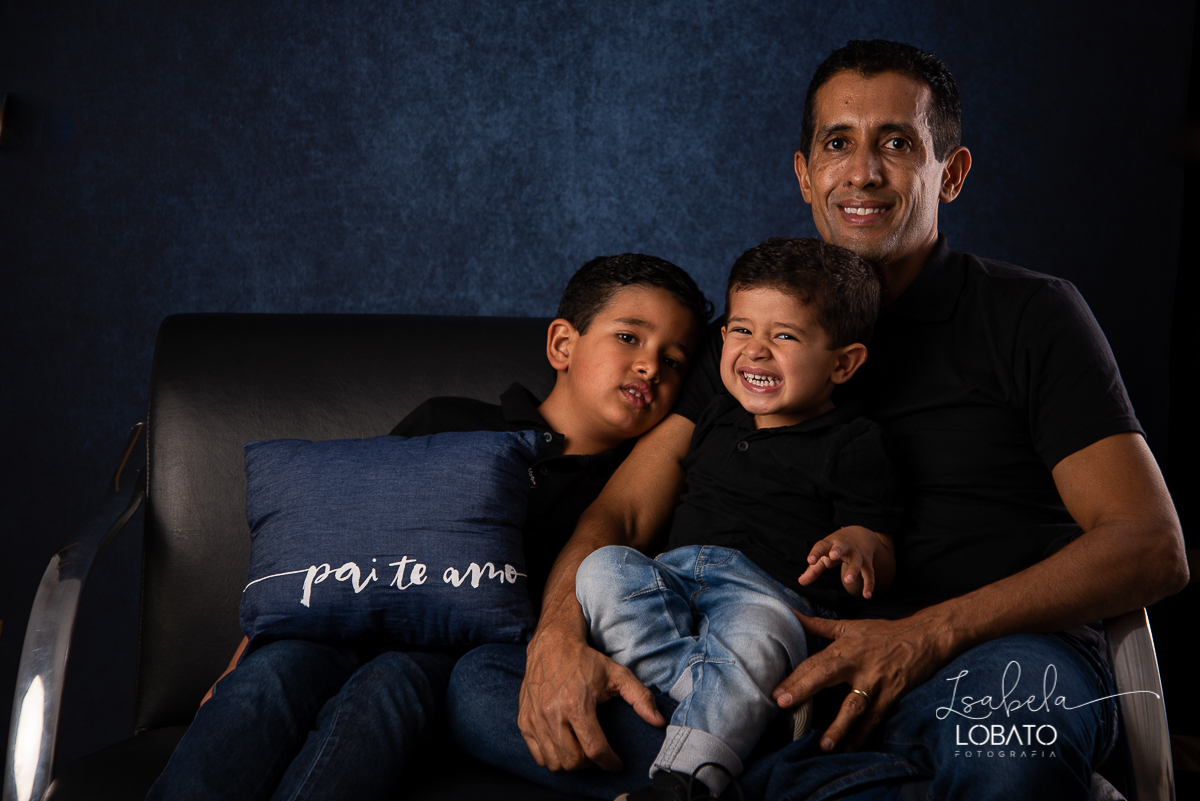 mini-sessao-fotografica-do-dia-dos-pais-2020-amor-de-pai-mundo-azul-tal-pai-tal-filho-roupa-pai-e-filho-pais&filho-foto-do-dia-dos-pais-2020-fotografa-em-barbacena-isabela-lobato-fotografia-ensaio-fotografico-do-dia-dos-pais-estudio-fotografico-em-barbace