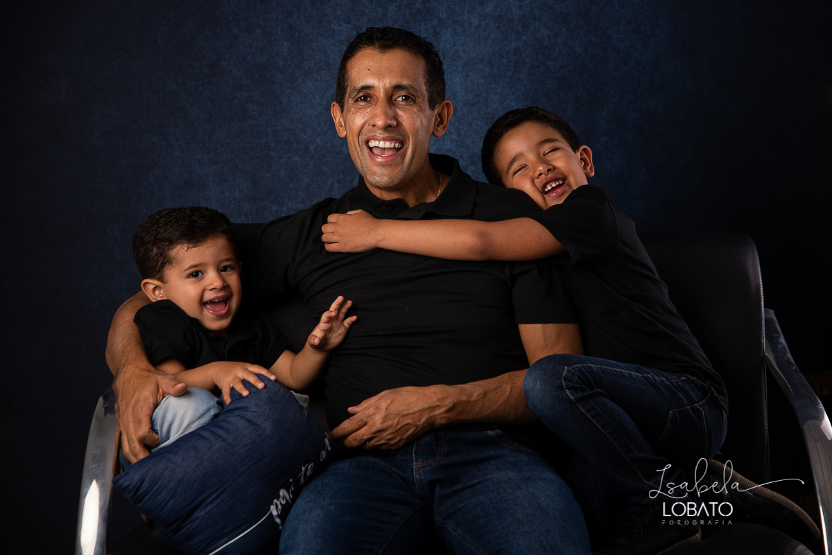 mini-sessao-fotografica-do-dia-dos-pais-2020-amor-de-pai-mundo-azul-tal-pai-tal-filho-roupa-pai-e-filho-pais&filho-foto-do-dia-dos-pais-2020-fotografa-em-barbacena-isabela-lobato-fotografia-ensaio-fotografico-do-dia-dos-pais-estudio-fotografico-em-barbace
