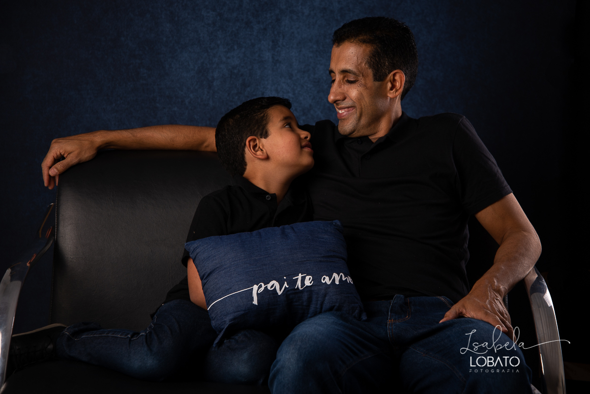 mini-sessao-fotografica-do-dia-dos-pais-2020-amor-de-pai-mundo-azul-tal-pai-tal-filho-roupa-pai-e-filho-pais&filho-foto-do-dia-dos-pais-2020-fotografa-em-barbacena-isabela-lobato-fotografia-ensaio-fotografico-do-dia-dos-pais-estudio-fotografico-em-barbace